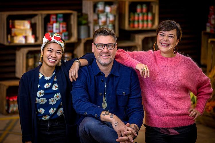 'Maddysten' er drejet over 'Den Store Bagedyst'. Timm Vladimir er vært, flankeret af Louisa Lorrang (th.) og Dak Wichangoen (tv.). Pr-foto Carsten Mol 