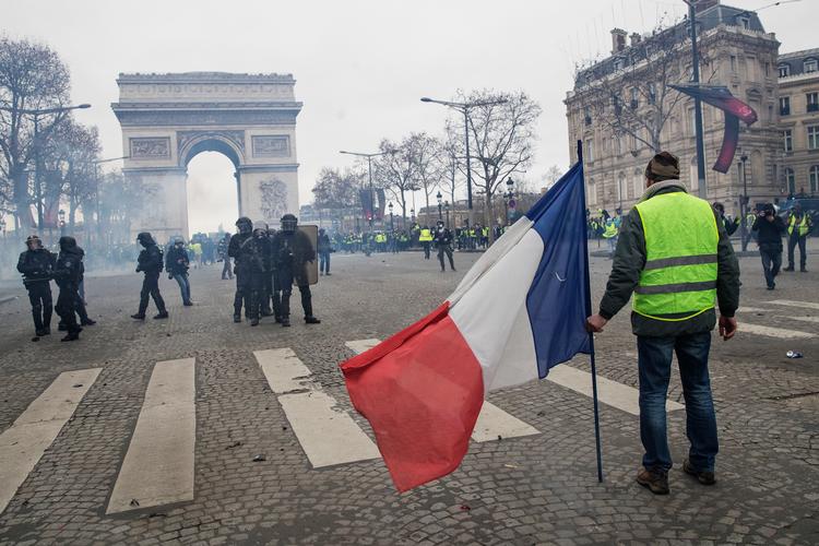 
Arkivfoto: Demonstranter i gule veste hærgede lørdag butikker og resturenter på Champs-Èlysées.
 Foto: Jacob Ehrbahn Foto: Jacob Ehrbahn/POLFOTO