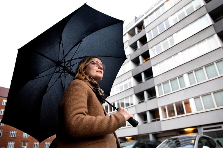 
20-årige Laura har lige købt en andelsbolig på ydre Østerbro i København. Andre støder hovedet mod en mur af lovkrav til udbetaling.


   Foto: Finn Frandsen/POLFOTO