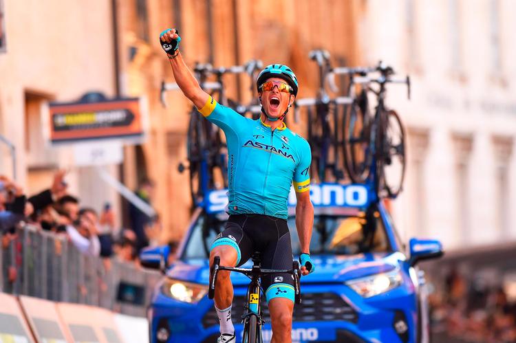 Jakob Fuglsang har god tid til at juble efter sin forrygende triumf på 5. etape i Tirreno-Adriatico.

 Foto: Dario Belingheri/Ritzau Scanpix