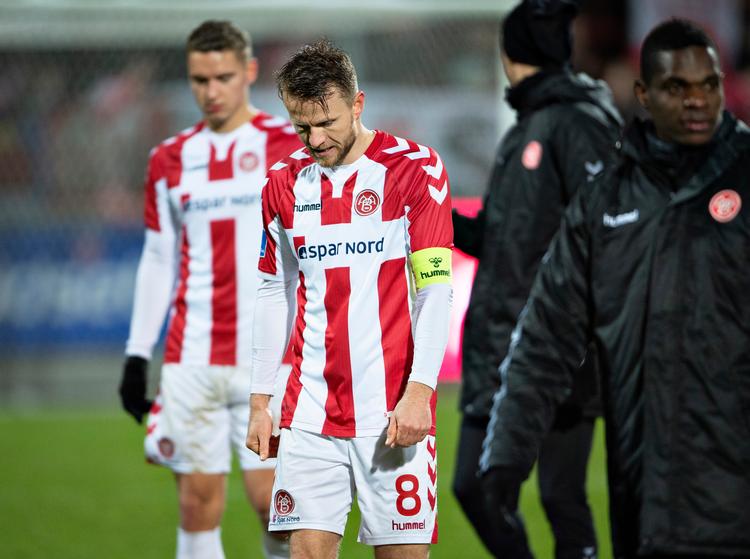Anfører Rasmus Würtz og resten af AaB-spillerne var skuffede, da de gik fra banen, efter at en 3-1-sejr over AGF søndag aften ikke var nok til en plads i top-seks. Foto: Henning Bagger/Ritzau Scanpix