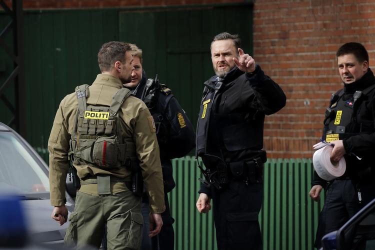 Betjente har spærret Østbanegade ved Præstøgade, mens de er i gang med en operation. Foto: Jens Dresling/POLFOTO