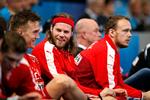 HYGGESTUND. Der er tid til et smil og lidt hygge på udskiftningsbænken ved VM i Frankrig 2017. Fra venstre er det Lasse Andersson, Mikkel Hansen og Henrik Toft Hansen. Foto: Jens Dresling/POLFOTO