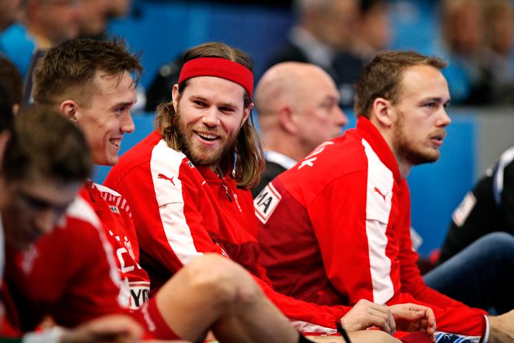 HYGGESTUND. Der er tid til et smil og lidt hygge på udskiftningsbænken ved VM i Frankrig 2017. Fra venstre er det Lasse Andersson, Mikkel Hansen og Henrik Toft Hansen. Foto: Jens Dresling/POLFOTO