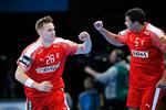 TRIUMF. Lasse Andersson (til venstre) Mads Mensah fejrer en dansk scoring i VM-kampen mod Argentina ved slutrunden i Paris i 2017. Lige nu er Andersson ude i 'kulden', men han håber at kunne spille sig tilbage på landsholdet. Foto: Jens Dresling/POLFOTO