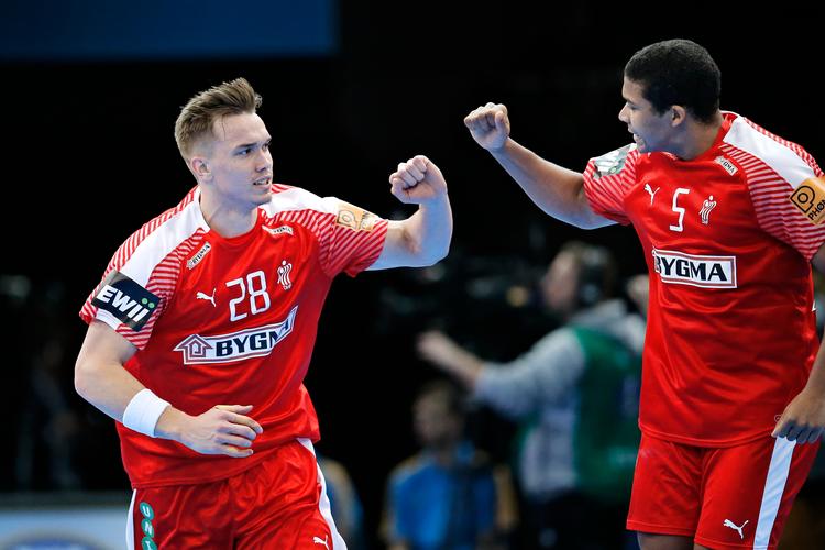 TRIUMF. Lasse Andersson (til venstre) Mads Mensah fejrer en dansk scoring i VM-kampen mod Argentina ved slutrunden i Paris i 2017. Lige nu er Andersson ude i 'kulden', men han håber at kunne spille sig tilbage på landsholdet. Foto: Jens Dresling/POLFOTO