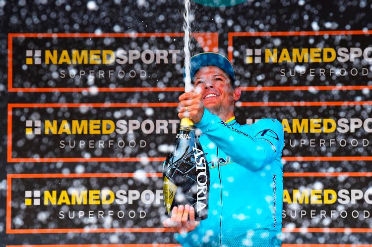 Jakob Fuglsang får brug for færdighederne med at håndtere de sprudlende dråber, hvis han holder fast i den samlede podieplads, han sikrere sig med  søndagens forrygende etapegevinst. Foto: Dario Belingheri/Ritzau Scanpix