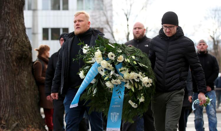 
    Mens retssagen mod en 22-årig flygtning om drab i Chemnitz gik i gang, blev en ledende skikkelse i det højreradikale miljø, Thomas Haller, begravet i den østtyske by. Foto: Ronny Hartmann/Ritzau Scanpix