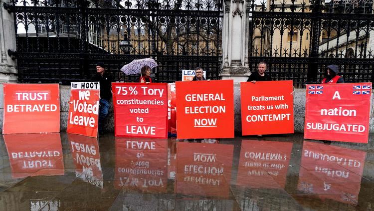 Brexit-tilhængere demonstrerer udenfor det britiske parlament. Formanden for parlamentet, John Bercow, har meldt ud, at der ikke bliver en ny, tredje afstemning om brexitaftalen med mindre, den indeholder væsentlige ændringer.  Foto: Niklas Halle'n/Ritzau Scanpix