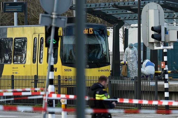 Hollandsk politi har anholdt hovedmistænkt, efter en mand mandag åbnede ild i en sporvogn og dræbte tre personer. Myndighederne har endnu ikke meldt ud, hvad motivet til skyderiet har været. 
   Foto: John Thys/Ritzau Scanpix