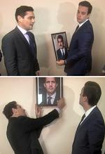 Carlos Vecchio (tv), den særlig udsending i USA og Juan Guaido udskifter et billede af Nicolas Maduro med et tilsvarende portræt af Guaido i Washington, USA.
   Foto: Gershon Peaks/Ritzau Scanpix