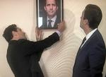 Carlos Vecchio (tv), den særlig udsending i USA og Juan Guaido udskifter et billede af Nicolas Maduro med et tilsvarende portræt af Guaido i Washington, USA. Foto: Gershon Peaks/Ritzau Scanpix