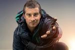 Bear Grylls rækker hånden ud efter seerens hjælp i ny interaktiv Netflix-serie. Foto: Netflix