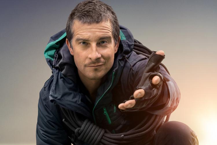Bear Grylls rækker hånden ud efter seerens hjælp i ny interaktiv Netflix-serie. Foto: Netflix