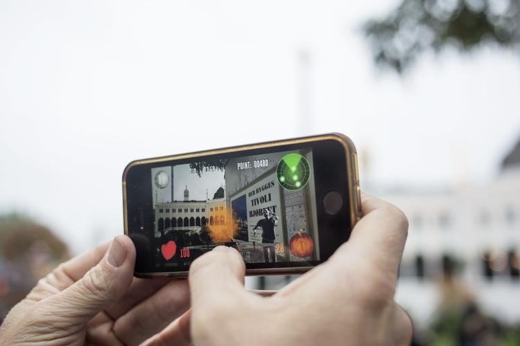 Der var en gang, hvor vi alle klarede os uden at være forbundet til hele verden. Sådan er det ikke mere. Og med 5G kommer dit selskab til at bestå af alt og alle. Arkivfoto.   Foto: Nanna Navntoft/POLFOTO