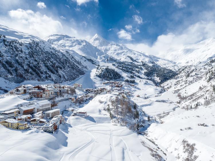 Obergurgl har et torv med hestefold, kirken fra 1600-tallet og gamle huse, men byen består hovedsageligt af hoteller. Langt de fleste er fire- og femstjernede og ganske store. Foto: Alexander Lohmann