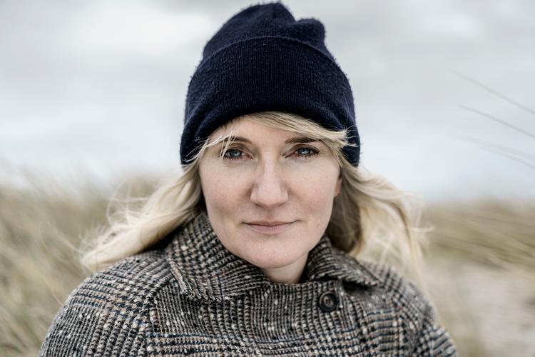 Phie Ambo forsøger hele tiden at skubbe på den grønne omstilling. I sine film, i dagligdagen, men også gennem sit engagement i Den Grønne Friskole på Amager. »Vi lever i et veloplyst velfærdssamfund. Hvis ikke danskerne skal leve mere klimavenligt, hvem pokker skal så? Vi er så rige, men har så fattig en mentalitet«, siger den CPH:DOX-aktuelle instruktør. 
   Foto: Mads Nissen/POLFOTO