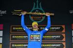 Primoz Roglic jubler over den samlede sejr i Tirreno-Adritaico efter at have stødt Adam Yates fra tronen med et enkelt sekund. Foto: LaPresse - D'Alberto/Ferrari. 