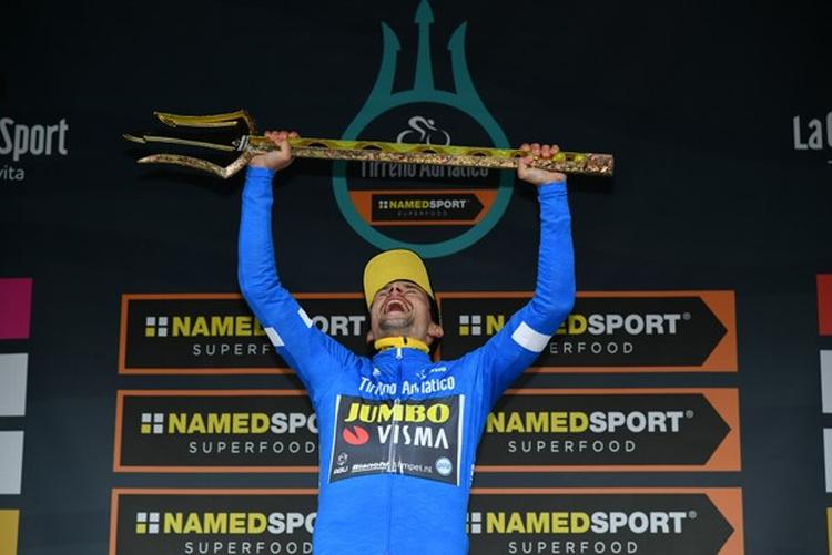 Primoz Roglic jubler over den samlede sejr i Tirreno-Adritaico efter at have stødt Adam Yates fra tronen med et enkelt sekund. Foto: LaPresse - D'Alberto/Ferrari. 