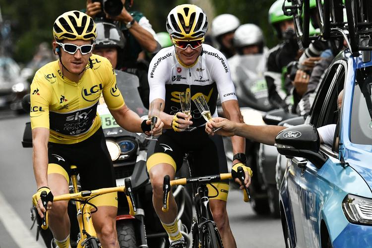 Geraint Thomas (i gult) og Chris Froome under afslappede former på vej mod Paris sidste sommer. Nu er det snart slut med at optræde i Sky-dresset. Foto: Marco Bertorello/Ritzau Scanpix