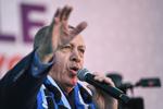 Recep Tayyip Erdogan synger sin valgsang, inden han langer ud efter antimuslimske australiere ved et valgmøde i Istanbul i går.  Foto: Ozan Kose/Ritzau Scanpix