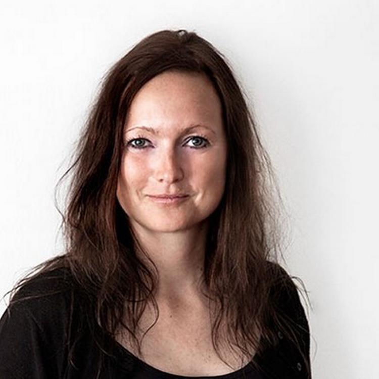 Carina Kamper er uddannet manuskriptforfatter og 
debuterer som romanforfatter med en ungdomsbog om en 13-årig, der mister sin far. 
 Foto: Pr-foto