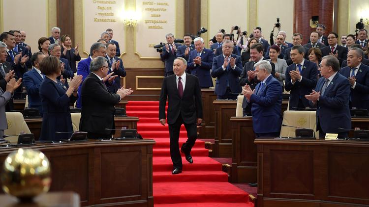 Kasakhstans afgåede præsidetn, Nursultan Nazarba, ved dagens ceremoni, hvor Kassym-Jomart Tokayev bliver taget i ed som landets nye førstemand.  Foto: Handout/Ritzau Scanpix