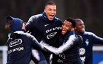 Kylian Mbappe omgivet af Antoine Griezmann og  Thomas Lemar - to andre franske offensivspillere, der har scoret knapt så mange mål som sædvanligt i denne klubsæson.  Foto: Franck Fife/Ritzau Scanpix