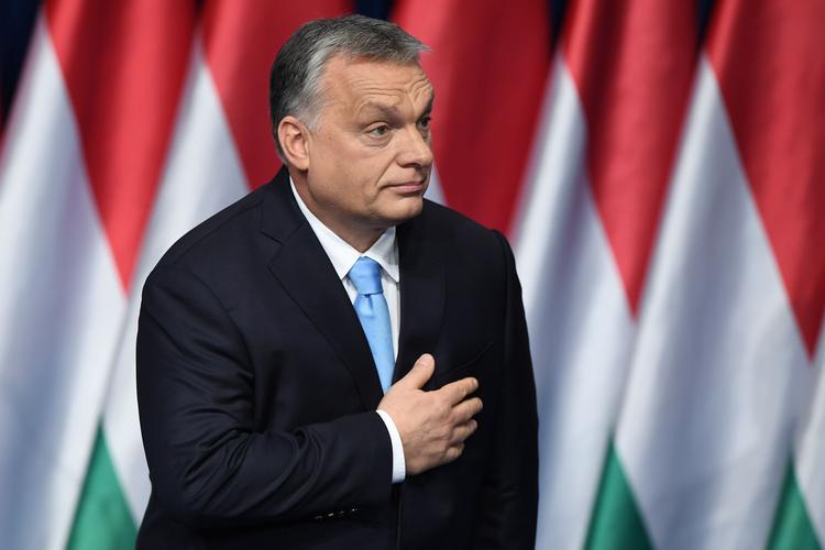 På vippen. Efter et 3 timer langt møde besluttede den konservative EU-gruppe EPP at suspendere Viktor Orbans Fidesz-parti. Suspenderingen kan ende med en eksklusion, siger partigruppen. Foto: Attila Kisbenedek/Ritzau Scanpix