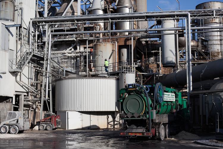 Fremstillingen af cement på Aalborg Portland kræver masser af energi og skaber masser af overskudsvarme. Nok til at dække omkring halvdelen af fjernvarmebehovet i Aalborg kommune - forudsat nye regler gør virksomhedens investering rentabel.
   Foto: Mie Brinkmann/POLFOTO