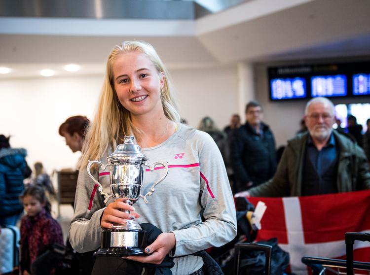 Det går rigtig godt for Clara Tauson i denne sæson. Her ses hun, efter hun kom hjem med beviset på, at hun havde vundet juniortitlen ved Australien Open i januar, og siden er det bare gået yderligere frem for den unge tennisspiller.
   Foto: Jonas Olufson