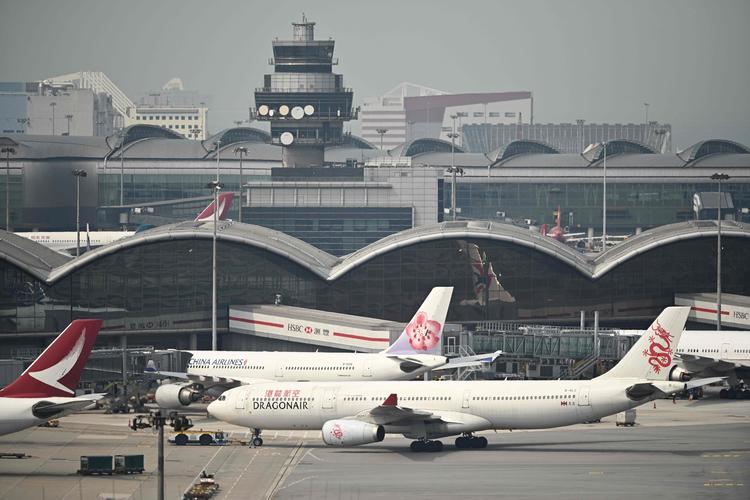 Den planlagte kunstige ø skal bygges i forlængelse af den eksisterende ø Lantau. Her har millionbyen erfaring med genindvinding af land. I 1998 byggede man byens internationale lufthavn på en kunstig ø nær Lantau. Foto: Anthony Wallace/Ritzau Scanpix