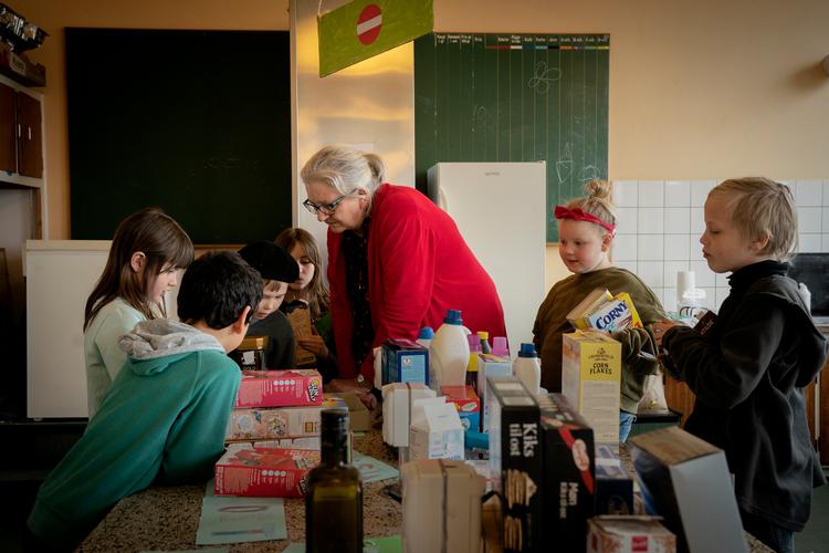 Astrid Engelund underviser 0.-4. klasse på Fejø Skole og forsøger at gøre læringen til en leg. I øjeblikket arbejder børnene med dansk og matematik i en hjemmelavet købmandsbutik. Foto: Mads Nissen/POLFOTO