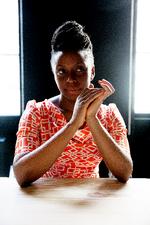 
Den nigerianske forfatter Chimamanda Ngozi Adichie  er aktiv i feminismedebatten. Hun støtter også sit hjemlands økonomi ved at klæde sig i nigeriansk mode, og nu har hun designet et guldsmykke for PEN. 
   Foto: Thomas Borberg/POLFOTO