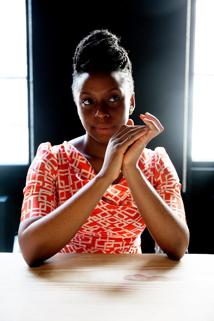 
Den nigerianske forfatter Chimamanda Ngozi Adichie  er aktiv i feminismedebatten. Hun støtter også sit hjemlands økonomi ved at klæde sig i nigeriansk mode, og nu har hun designet et guldsmykke for PEN. 
   Foto: Thomas Borberg/POLFOTO
