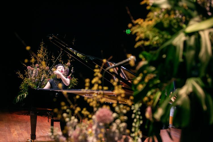 
Engelske Rebecca Leung spillede med eftertryk og manér på podiet, en ny klaverets domptør, i første runde af Aarhus International Piano Competition.
   Foto: Jens Hartmann Schmidt/POLFOTO