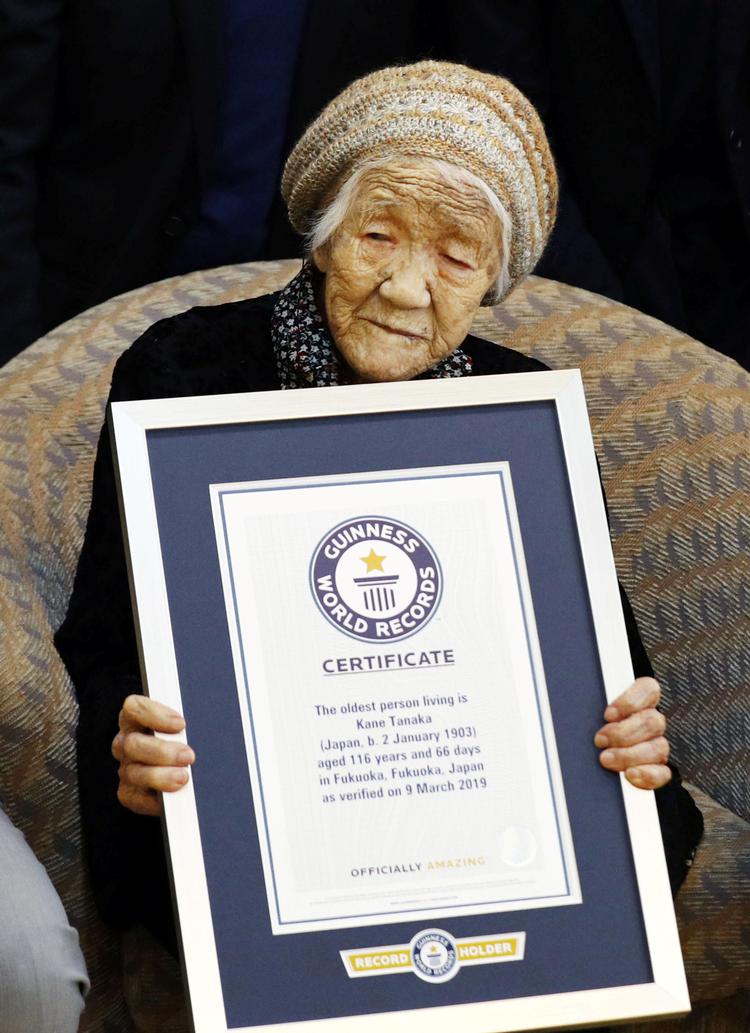 Japan fører an, både når det gælder en høj skrantealder og en høj levealder i det hele taget. Denne 116-årige japanske kvinde er verdens ældste menneske ifølge Guinness World Records 9. marts. Hun hedder Kane Tanaka og er fra Fukuoka, Japan.     Foto: Kyodo/Ritzau Scanpix