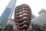 Den nye bygning 'The Vessel' er hovedværket i Hudson Yards byudvikling.  Men i folkemunde bliver bygningen kaldt 'Shawarmaen'. 
 
   Foto: Andrew Schwartz / Splashnews.com/Ritzau Scanpix