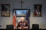 
Lech Walesa har sit kontor i Det Europæiske Solidaritet Center, der ligger tæt på det gamle skibsværft  i Gdansk. På kontorets ene væg hænger et kors og et foto af den polske pave Johannes Paul 2., der i 1980’erne støttede Solidaritet. Lech Walesa er troende katolik. Som præsident strammede han Polens abortlovgivning, der er blandt Europas strammeste. Han har fået kritik for anti-homoseksuelle udtalelser. 

   Foto: Piotr Malecki