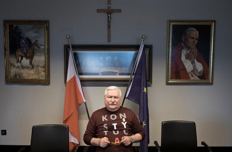 
Lech Walesa har sit kontor i Det Europæiske Solidaritet Center, der ligger tæt på det gamle skibsværft  i Gdansk. På kontorets ene væg hænger et kors og et foto af den polske pave Johannes Paul 2., der i 1980’erne støttede Solidaritet. Lech Walesa er troende katolik. Som præsident strammede han Polens abortlovgivning, der er blandt Europas strammeste. Han har fået kritik for anti-homoseksuelle udtalelser. 

   Foto: Piotr Malecki