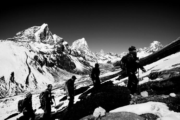   Arkivfoto: Omkring 300 personer har mistet livet på Mount Everest siden det første forsøg på at bestige det 8848 meter høje bjerg. Foto: Tashi Sherpa/AP