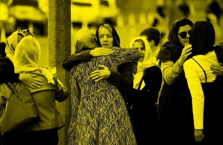 Folk krammer hinanden ved begravelsen af ofrene for angrebet på de to moskeer i Christchurch.  Billedet er taget torsdag 21. marts i Memorial Park Cemetery, New Zealand. Foto: Edgar Su/Ritzau Scanpix