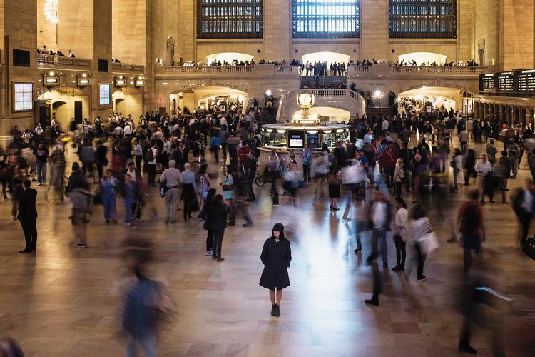 Kvinden på billedet er ikke Elena Ferrante, men er en skuespiller, der gestalter det anonyme forfatterfænomen i flmen 'Ferrante Fever'.  