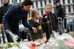 Borgere placerer blomster ved mindesteder efter skyderiet i Utrecht.  Foto: Piroschka Van De Wouw/Ritzau Scanpix