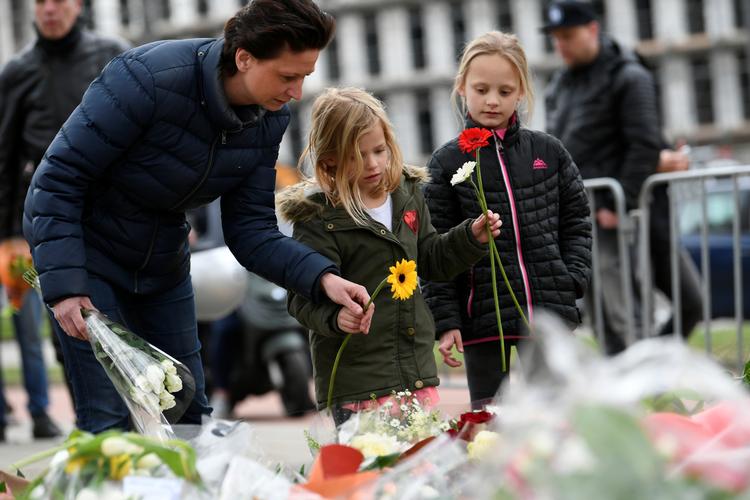 Borgere placerer blomster ved mindesteder efter skyderiet i Utrecht.  Foto: Piroschka Van De Wouw/Ritzau Scanpix