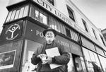 
Ferlinghetti fotograferet i 1988 foran sit livsværk, City Lights Books, som han grundlagde i 1953. Modsat alle andre boglader var der åbent til langt ud på natten, og i weekenderne og man kunne sidde ned og snakke og læse i den. Bogtyve blev behandlet nådigt, sådan da. De blev ikke meldt til politiet, men udskammet i butikkens vinduer.. Arkivfoto: Scanpix AP/Ritzau
   Foto: AP/Ritzau Scanpix 