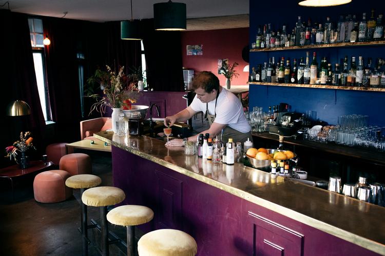 Messingdisken fra den tidligere bar på adressen er bevaret, og i det hele taget indeholder Vang & Bar en fin fortælling med sin hjemmepressede æblemost og bartendere, der er leveringsdygtige i anekdoter om cocktailverdenen. Foto: Jens Hartmann Schmidt