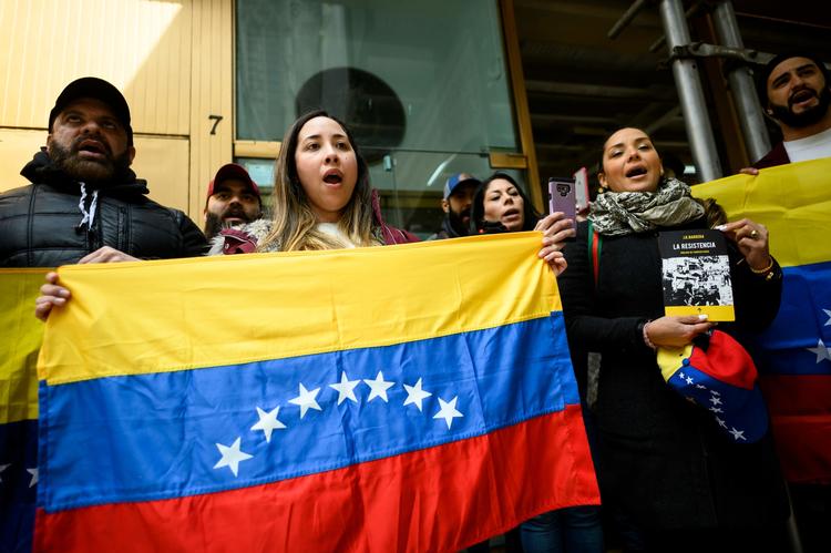 
    Tilhængere af den selvudnævnte præsident Juan Guaido demonstrerer i New York tidligere på ugen. Foto: Johannes Eisele/Ritzau Scanpix