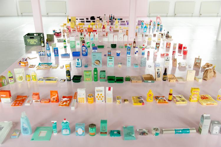 Tekstilkunstneren Anne Fabricius Møllers store farvestrålende slange af dagligvarer, løber med opmærksomheden hos A. Petersen.  Foto: Peter Hove Olesen/POLFOTO