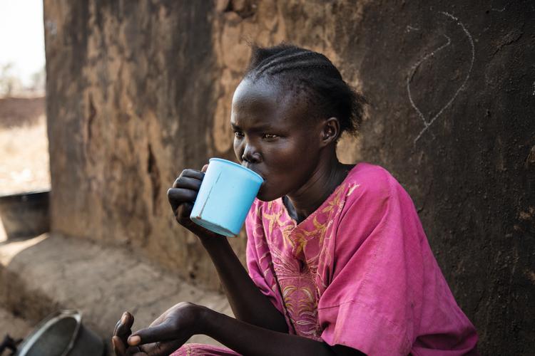 Charity bor i udkanten af Sydsudans hovedstad, Juba. Hun har tre børn, og hver dag frygter hun konsekvenserne ved at give dem det vand, der er til rådighed i området. Hun er bange for, at de dør, fordi vandet er beskidt. Foto: UNICEF. 